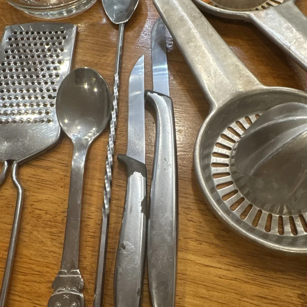 Vintage Kitchen Gadget Lot Measuring Cup Juicers Grater Utensils Tools 8 PCs